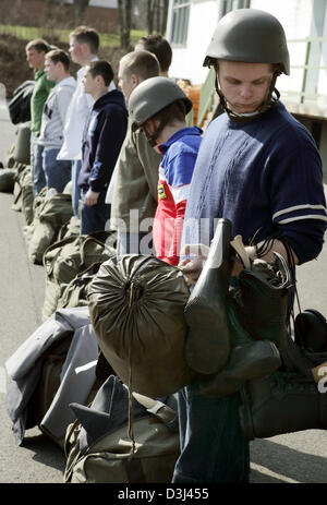 (dpa) - Conscripts still in civilian dress carry their new uniforms in green bags and report to their instructor: Dressing of conscripts at the Knuell barracks in Schwarzenborn, Germany, 4 April 2005.