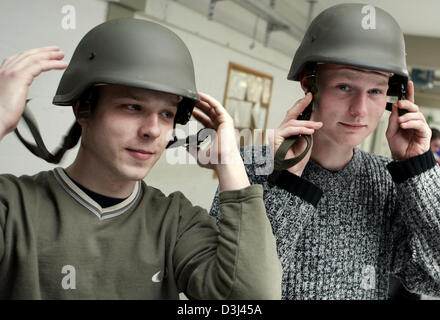 (dpa) - Two conscripts check the fit of their helmets: Dressing of conscripts at the Knuell barracks in Schwarzenborn, Germany, 4 April 2005.