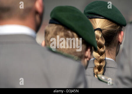 (dpa file) - A female soldier of the German Bundeswehr in camouflage ...