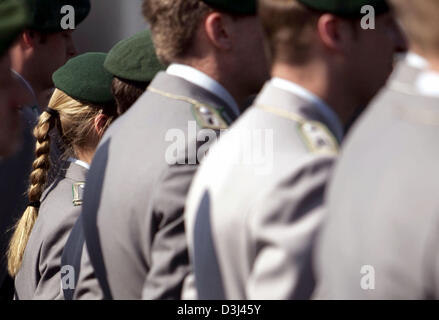 (dpa file) - A female soldier of the German Bundeswehr in camouflage ...