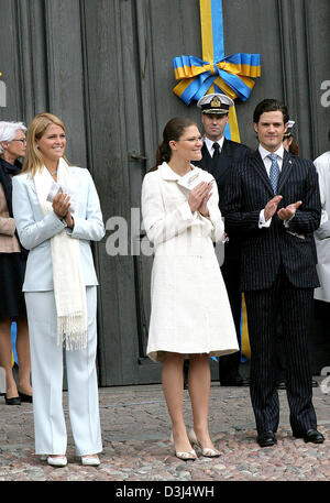 (dpa) - Swedish Crown Princess Victoria (C) smiles together with her brother Prince Carl Philip (R) and her sister Princess Madeleine (L) during the festivities on the occasion of the Swedish National Day at the Royal Palace in Stockholm, Sweden, 6 June 2005. (NETHERLANDS OUT) Stock Photo