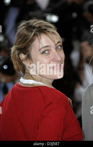 (dpa) - Italian actress Valeria Bruni Tedeschi at a photo call for the film 'Le temps qui reste' at the 58th International Film Festival Cannes, France, 16 May 2005. Stock Photo