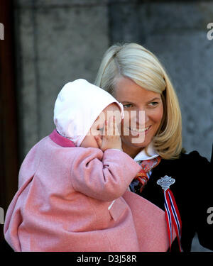 (dpa) - Norwegian Crown Princess Mette-Marit (R) holds her little daughter Princess Ingrid Alexandra on her arms as they appear in front of their residence in Skaugum, Oslo, Norway, 17 May 2005. (NETHERLANDS OUT) Stock Photo