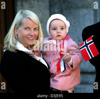 (dpa) - Norwegian Crown Princess Mette-Marit (R) carries her little daughter Princess Ingrid Alexandra on her arms as they appear in front of their residence in Skaugum, Oslo, Norway, 17 May 2005. (NETHERLANDS OUT) Stock Photo