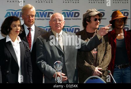 (dpa) - Mikhail Gorbachev (C), former Soviet President and current President of the World Awards, poses for the photographers together with (L-R) Bianca Jagger, Hamburg mayor Ole von Beust, Italian singer Zucchero and UN special ambassador and Somalian model Waris Dirie in front of the Chamber of Trade and Commerce in Hamburg, Germany, 8 June 2004. During a gala on Wednesday evenin Stock Photo