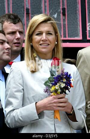 (dpa) - Crown Princess Maxima a of the Netherlands waves during her visit to an elementary school in Kayapinar, Turkey, 27 May 2004. The royal couple is on a three day official visit in Turkey. Stock Photo