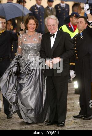 (dpa) - German President Johannes Rau (R) and his wife Christina smile as they arrive at the gala dinner on the eve of the wedding of Spanish crown prince Felipe and Letizia Ortiz at the Pardo Palace in Madrid, Spain, 21 May 2004. Stock Photo