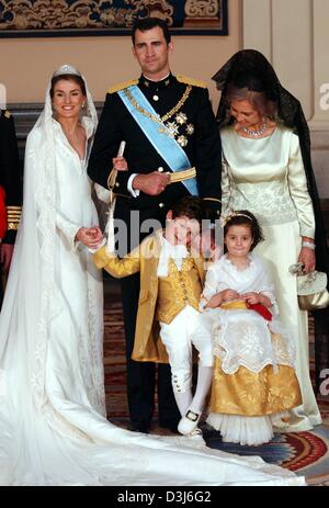 (dpa) - Spanish crown prince Felipe (C) and his wife Letizia Ortiz (L) pose together with queen Sofia of Spain (R) and the two children (front) of Felipe's sister for a family picture after their wedding in the ceremonial hall at the royal palace in Madrid, Spain, 22 May 2004. Stock Photo