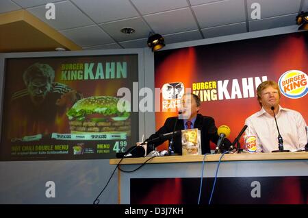 (dpa) - Bayern Munich goalkeeper Oliver Kahn (R) answers questions along with Pascal Le Pellec, head of the German division of the Burger King fast food chain, during a press conference in Munich, Germany, 18 May 2004. From 1 June onwards German national team goalie Kahn is going to advertise Burger King for the following two months to accompany the European Soccer Championships in Stock Photo