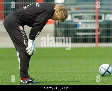 (dpa) - Oliver Kahn, the goalkeeper of German Bundesliga power Bayern Munich, takes a breather during a training session in Munich, Germany, 19 May 2004. In the last game of the 2003/2004 season Bayern will meet SC Freiburg on Saturday 22 May 2004. A day earlier the club announced that this game would be the last one for longtime head coach Ottmar Hitzfeld who will be replaced afte Stock Photo