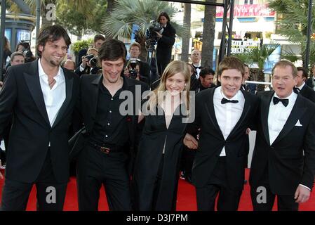 (dpa) - (From L) - Austrian film director Hans Weingartner, German actors Stipe Erceg, Julia Jentsch, Daniel Bruehl and Burghart Klaussner pose together for a group picture on their arrival to the screening of their new film 'Die fetten Jahre sind vorbei' (the fat years are over) at the 57th Cannes Film Festival in Cannes, France, 17 May 2004. Their film is the first German languag Stock Photo