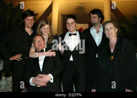 (dpa) - Actor Stipe Erceg (from L to R), Austrian director Hans Weingartner, actress Julia Jentsch, actors Daniel Bruehl and Burghart Klaussner as well as Culture Minister Christina Weiss joke at a reception of the Export-Union of German Films after the presentation of the German movie 'Die fetten Jahre sind vorbei' (the fat days are over) at the 57th Cannes Film Festival in Cannes Stock Photo