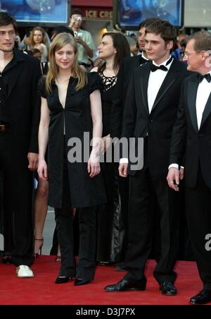 (dpa) - Actors Stipe Erceg (from L to R), Julia Jentsch, Daniel Bruehl and Burghart Klaussner arrive at the presentation of their movie 'Die fetten Jahre sind vorbei' (the fat days are over) at the 57th Cannes Film Festival in Cannes, France, 17 May 2004. The German festival entry was well received by the audience. The plot centres around three young idealists who stumble into a co Stock Photo