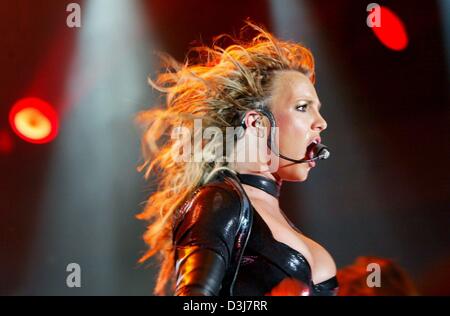 (dpa) - US pop star Britney Spears performs during the first concert of her Germany tour in Frankfurt, 14 May 2004. The 22-year-old singer presented her new album 'In the Zone' and the show marked her radical image change from a schoolgirl to a vamp.