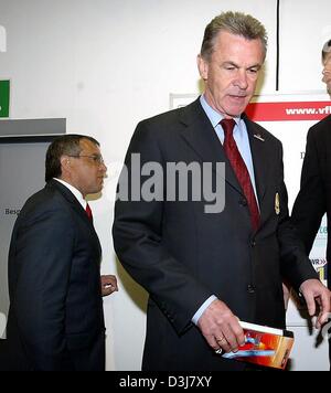 (dpa) - Bayern Munich's soccer coach Ottmar Hitzfeld (front) and Stuttgart's soccer coach Felix Magath walk towards a press conference in Stuttgart, Germany, 15 May 2004. Rumours are mounting concering a possible change of Magath's from VfB Stuttgart to Bayern Munich. The unsucessful defender of the champion title Bayern Munich lost the recent Bundesliga game for the second place 1 Stock Photo