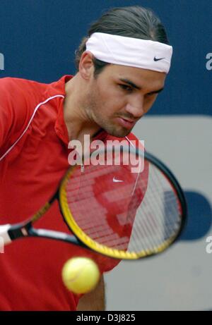 (dpa) - Swiss tennis player Roger Federer hits a backhand in the quarter finals match against Spanish tennis player Carlos Moya on the Centre Court in Hamburg, Germany, Friday 14 May 2004. Federer won the Tennis Masters match in two straight sets 6-4, 6-3. Stock Photo