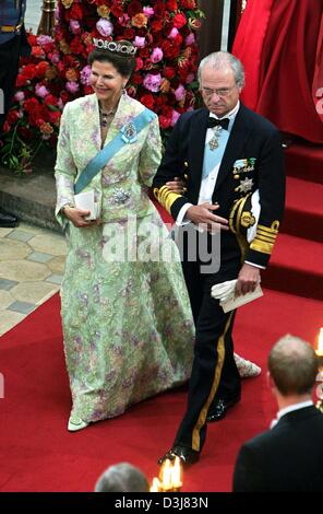 Queen Silvia of Sweden and Queen Mary of Denmark arrive at the banquet ...