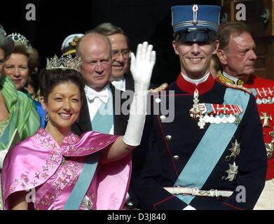 (dpa) - Prince Joachim of Denmark and princess Alexandra smile as they leave the cathedrale after the wedding of Danish crown prince Frederik and Mary Donaldson in Copenhagen, Denmark, Friday, 14 May 2004. Members of all European royal dynasties were among the 800 invited guests who attended the wedding. Stock Photo