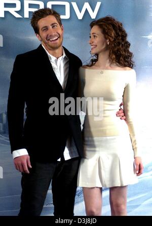 (dpa) - The main cast, actor Jake Gyllenhaal and actress Emmy Rossum laugh during a photo session for the promotion of their movie 'The Day After Tomorrow' in Berlin, Germany, on Wednesday 5 May 2004. The film's plot centres around a change in the world's climate and a resulting ice age. The movie will celebrate its German premiere in Berlin on 21 May 2004. Stock Photo