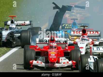 (dpa) - Scottish formula one pilot David Coulthard (L) (McLaren Mercedes) loses his front spoiler after a collision in the first curve and runs off the track during the San Marino grand prix in Imola, Italy, 25 April 2004.