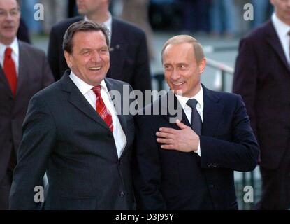 (dpa) - German Chancellor Gerhard Schroeder (L) welcomes Russian President Vladimir Putin at his birthday celebration at the Theater am Aegi in Hanover, Germany, 16 April 2004. Schroeder celebrated his 60th birthday with over a hundred guests from the world of poltics, culture and show business. His birthday fell on 7 April 2004 which he spent with his wife and daughter in Tuscany, Stock Photo