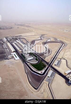 (dpa) Aerial view of the F1 racetrack 'Bahrain International Circuit' which lies in the heat on Thursday, 1 April 2004, in Bahrain near the captial Manama. On 4 April, 2004, the third Formula One race will take place on this newly constructed racecourse which was built in only 16 month and allows around 70.000 spectators to follow the race. Crownprince Shaikh Salman bin Hamad Al Ka Stock Photo