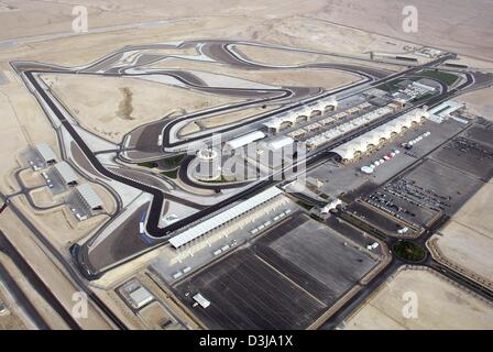 (dpa) Aerial view of the F1 racetrack 'Bahrain International Circuit' which lies in the heat on Thursday, 1 April 2004, in Bahrain near the captial Manama. On 4 April, 2004, the third Formula One race will take place on this newly constructed racecourse which was built in only 16 month and allows around 70.000 spectators to follow the race. Crownprince Shaikh Salman bin Hamad Al Ka Stock Photo