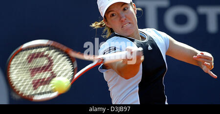 (dpa) - Belgian tennis pro Justine Henin-Hardenne powerfully returns the ball of adversary Russian Nadia Petrova in the Qatar Total German Open final match in Berlin, Germany, 8 May 2005. Henin-Hardenne won won the final against Russian Nadja Petrova 6-3, 4-6 and 6-3. Stock Photo