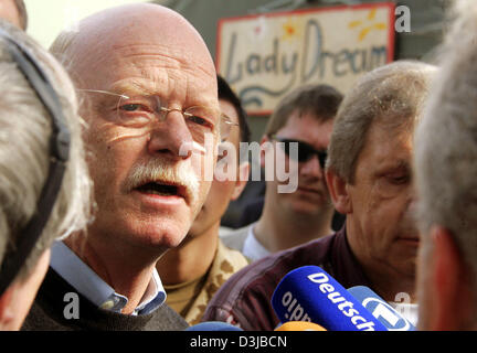 (dpa) - Federal Defence Minister Peter Struck (L) talks to journalists at the airport in Termez, Usbekistan, Wednesday 27 April 2005. Because of bad weather in Kabul (Afghanistan) Struck had to stay overnight until Belgian military was able to fly him out of Kabul. Struck paid visits to the United Arab Emirates, Usbekistan and Afghanistan. Stock Photo