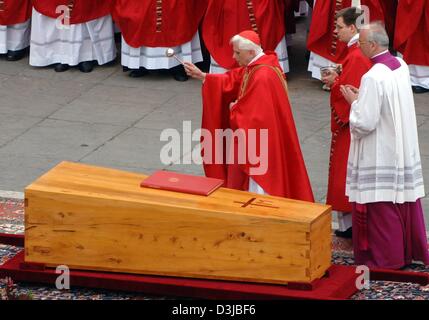 (dpa) - German Cardinal Joseph Ratzinger (C) blesses the coffin with the corpse of Pope John Paul II during the funeral service at Saint Peter's Square in the Vatican, Vatican City State, 8 April 2005. The Pope died at the age of 84 last Saturday. Stock Photo