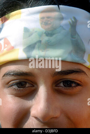 (dpa) - Little Pablo looks into the photographer's camera, while wearing a bandana depicting the deceased Pope John Paul II, near the Saint Peter's Square in Rome, Italy, Thursday 07 April 2005. One day prior to the Pope's funeral more and more pilgrims are coming to Rome. Italian authorities expect more than three million faithfuls in Rome for Thursday and up to four million peopl Stock Photo