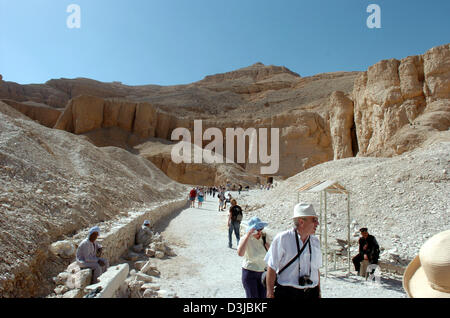 (dpa files) - Tourists walk through the Valley of the Kings, the traditional burial ground of the Egyptian pharaos located opposite the towns of Luxor and Karnak on the left shore of the river Nile in Thebes, Egypt, 22 November 2004. The Valley of the Kings in Upper Egypt contains many of the tombs of the pharaohs from the New Kingdom. The kings had between 100 and 200 meter deep t Stock Photo