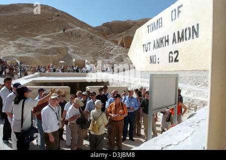 (dpa files) - Groups of tourists stand in front of the entrance to the tomb of famous pharao Tut Ankh Amon in the Valley of the Kings, the traditional burial ground of the Egyptian pharaos located opposite the towns of Luxor and Karnak on the left shore of the river Nile in Thebes, Egypt, 22 November 2004. The almost untouched grave site was discovered by British archaeologist Howa Stock Photo