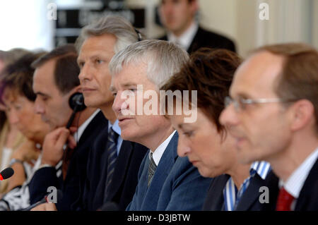(dpa) - Germany's Minister of the Interior Otto Schily (C) speaks during a press conference as he sits next to his counterparts (from L) Liese Prokop from Austria, Jose Antonio Alonso from Spain, Dominique de Villepin from France, German Justice Minister Brigitte Zypries and Luc Frieden from Luxembourg after signing the so-called Seven Countries Treaty in Pruem, Germany, Friday 27  Stock Photo