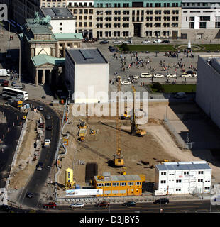 (dpa) - A view of the Brandenburg Gate and the construction site for the future US embassy in Berlin, 22 April 2005. Construction is expected to be completed by spring 2008. Stock Photo