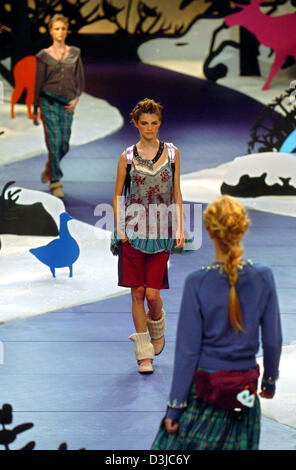 (dpa) - Models present the designs by the Brazilian fashion label Triton as they walk down the catwalk during the fashion week in Sao Paolo, Brazil, 19 January 2005. The traditional fashion week, which runs to 25 January, has been taking place in Sao Paolo for the past 18 years. Stock Photo