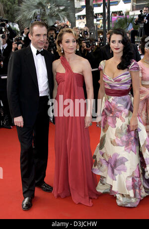 (dpa) - Ralph Fiennes, Kristin Scott Thomas and Penelope Cruz (L-R) attend the Closing Ceremony of the 58th International Cannes Film Festival in Cannes, France, 21 May 2005. Stock Photo