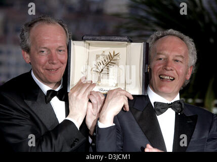 (dpa) - Belgian directors Luc (L) and Jean-Pierre Dardenne pose outside the Palais des Festivals after receiving the Palme d'Or prize of the 58th Cannes Film Festival, Cannes, France, 21 May 2005. Luc and Jean-Pierre Dardenne won the Palme d'Or prize on Saturday for their movie 'L'Enfant'. Stock Photo