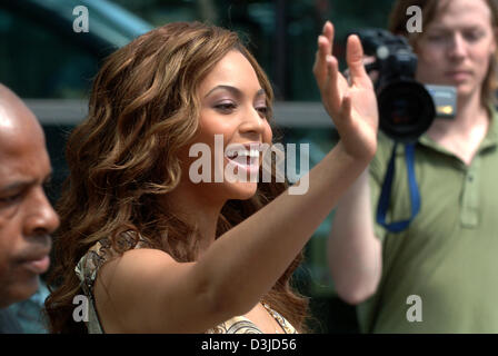 (dpa) - US singer Beyonce Knowles of the US band Destiny's Child waves and smiles during a  a publicity stunt at a McDonald's branch in Hamburg, Germany, Thursday, 19 May 2005. The band from Houston, Texas are going to continue their world tour with a concert in Hamburg. Stock Photo