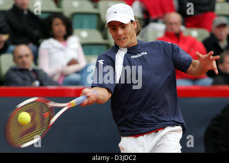 (dpa) - Argentinian tennis pro Gaston Gaudi returns the ball during his match against Belgian Christophe Rochus at the ATP Tennis Masters Tournament in Hamburg, Germany, 12 May 2005. Stock Photo