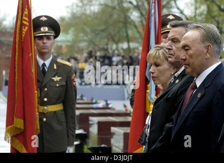 (dpa) - (from L) Doris Schroeder-Koepf, her husband German Chancellor Gerhard Schroeder and Kazakhstan's President Nursultan Nazarbayev stand next to each other for a minute's silence at the 'tomb of the unknown soldier' during the commemoration ceremony for the 60th anniversary of the end of the Second World War in Moscow, Russia, 09 May 2005. Russia celebrated with numerous invit Stock Photo