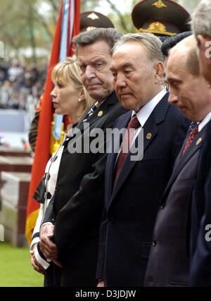 (dpa) - (from L) Doris Schroeder-Koepf, her husband German Chancellor Gerhard Schroeder, Kazakhstan's President Nursultan Nazarbayev and Russian President Vladmir Putin stand next to each other for a minute's silence at the 'tomb of the unknown soldier' during the commemoration ceremony for the 60th anniversary of the end of the Second World War in Moscow, Russia, 09 May 2005. Russ Stock Photo