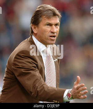 (dpa) - Bayer 04 Leverkusen's Head Coach Klaus Augenthaler gives some tactical instructions during the German Bundesliga soccer match between Leverkusen and SV Werder Bremen in the BayArena in Leverkusen, Germany, 24 April 2005. Stock Photo