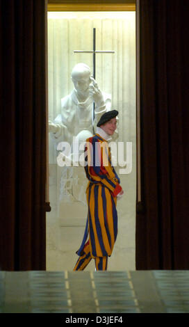 (dpa) - A Swiss guard smiles as he guards the entrance to the reception hall at the Vatican in Rome, Italy, 23 April 2005. During the reception, 78-year old Pope Benedict XVI met with several thousand journalists and appealed to the media to demonstrate a responsible approach in order to make a positive contribution to society. The inauguration of Pope Benedict XVI takes place on S Stock Photo