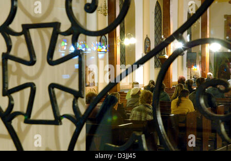 (dpa) - Mourners sit on benches in the church of 'Holy Mary  - Queen of Poland' and pray for the late Pope John Paul II in Frankfurt Oder, eastern Germany, 01 April 2005. Stock Photo