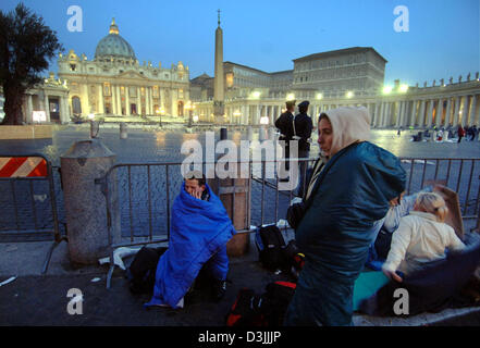 (dpa) - Pilgrims sleep, while being covered with warm blankets and sleeping bags, on the stairs of the St. Peter's Square in Rome, Italy, Thursday morning 07 April 2005. People from all over the world wait up to ten hours in front of the Saint Peter's Basilica to pay their tribute to the deceased Pope John Paul II. Stock Photo