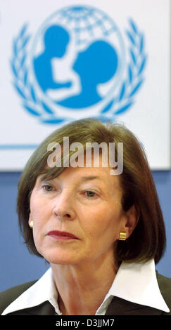 (dpa) - UNICEF patron Eva Luise Koehler talks during a press conference on female circumcision in Germany in Berlin, Germany, 7 April 2005. UNICEF (the United Nations Children's Fund) and the organisation Terre des Femmes urge gynaecologists to be better prepared to treat patients who have undergone circumcisions. A survey among gynaecologists in Germany, which was presented in Ber Stock Photo
