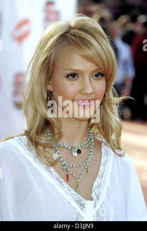 (dpa) - US actress Jessica Alba smiles as she arrives for the 18th Nickelodeon's Kid's Choice Awards in Westwood, California, USA, 02 April 2005. Stock Photo