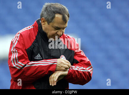 (dpa) - Felix Magath, coach of the Bundesliga soccer club FC Bayern Munich, looks at his watch during a practice session of his team at Stamford Bridge stadium in London, UK, 05 April 2005. The team prepared for the Champions League quarter final match against FC Chelsea on Wednesday, 06 April 2005. Stock Photo