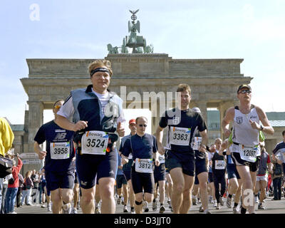 (dpa) -  Participants of the Berlin Marathon run through the Brandenburg Gate, 03.04.2005. Witnessing fine weather almost 18.000 enthusiastic runners took part in Berlin's 25th Half-Marathon. Stock Photo